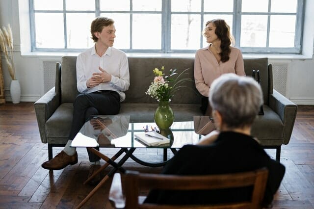 Therapist-talking-to-couple