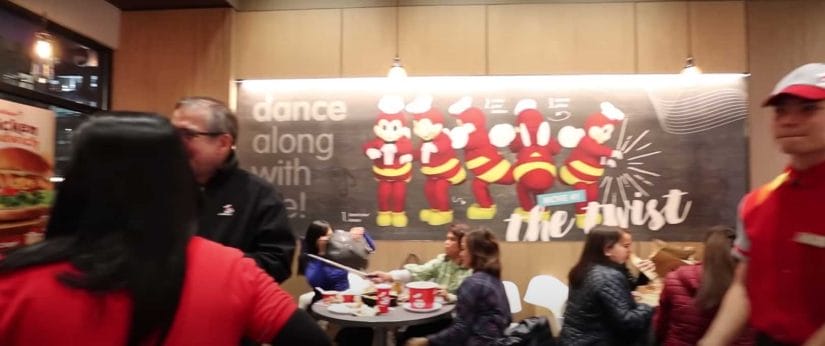crowded fast-food outlet due to effective Jollibee Positioning Strategy