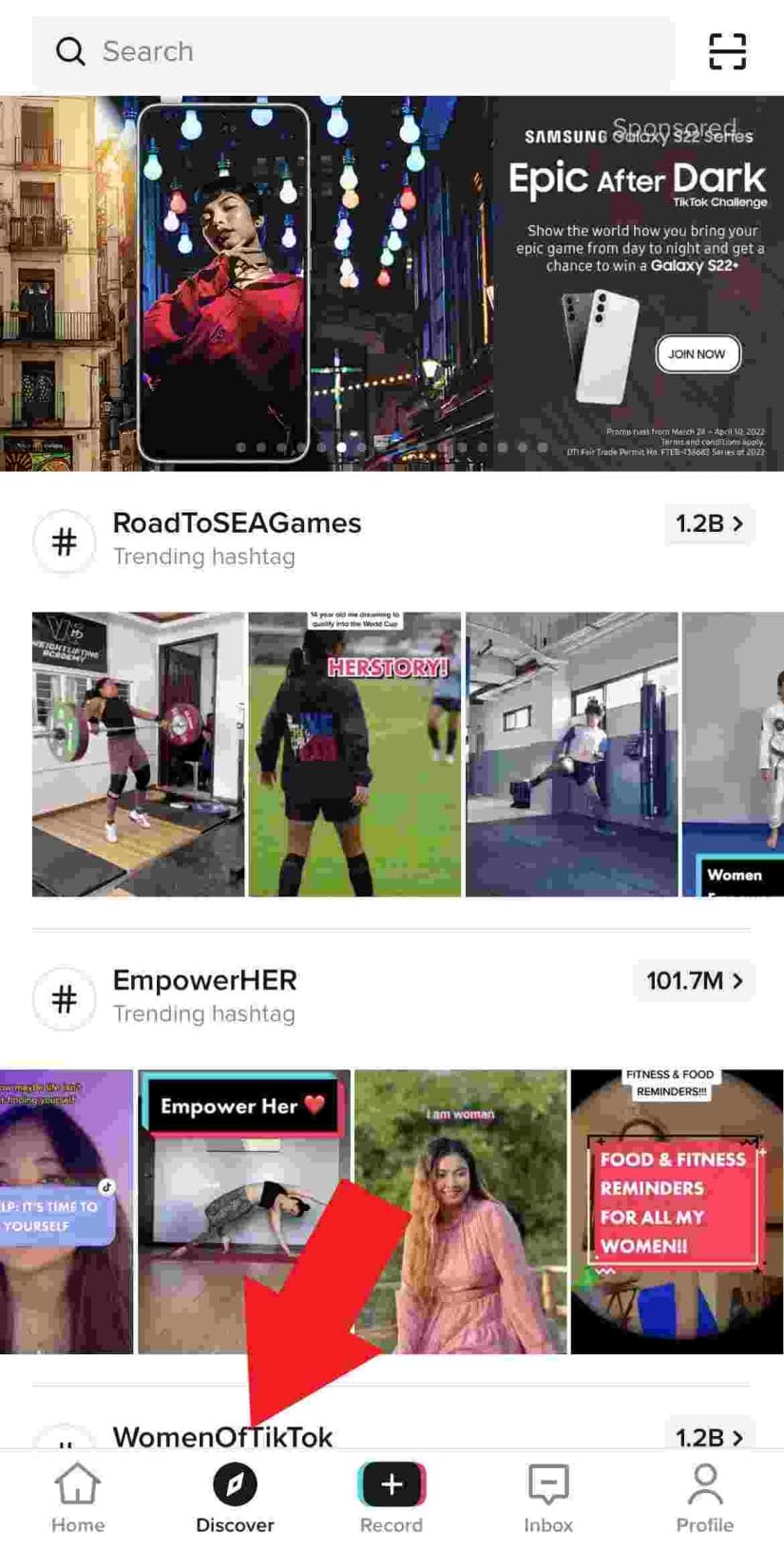 Arrow pointing at the "discover" button on TikTok