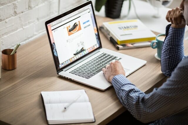 Man scrolling through a chiropractic website