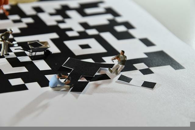 Tiny people generating a QR code for a plastic surgery clinic